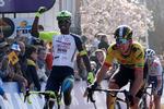 Biniam Girmay jubler efter at have henvist Christophe Laporte til andenpladsen i Gent-Wevelgem. Foto: Kurt Desplenter/Ritzau Scanpix