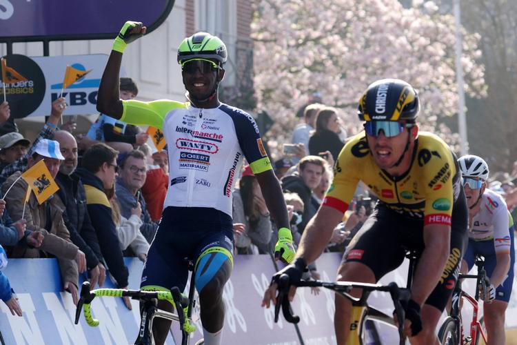 Biniam Girmay jubler efter at have henvist Christophe Laporte til andenpladsen i Gent-Wevelgem. Foto: Kurt Desplenter/Ritzau Scanpix