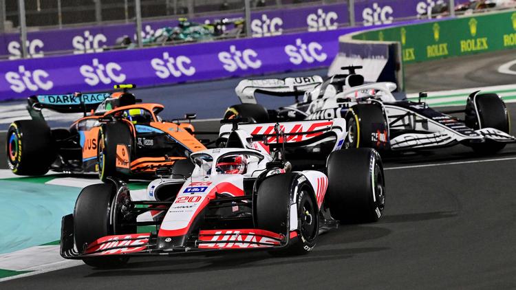 Danske Kevin Magnussen var godt med, da Formel 1-bilerne i weekenden kørte gaderæs i den saudiarabiske by Jeddah. Han endte på en 9.-plads.   Foto: Andrej Isakovic/Ritzau Scanpix