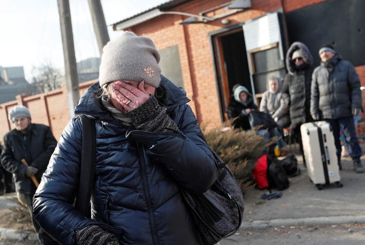 Inga Serbina gør sig klar til at forlade Mariupol. Billedet er taget i går.  Foto: Alexander Ermochenko/Ritzau Scanpix