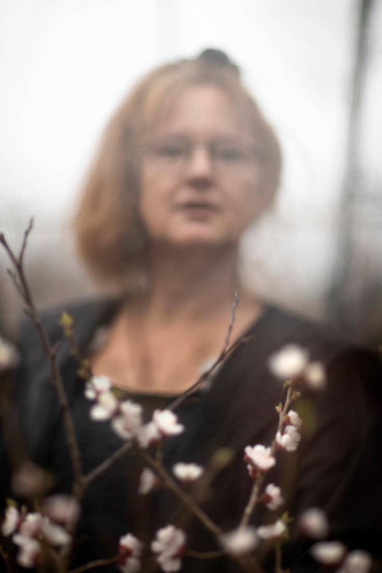     Jeg besøger forfatteren Solvej Balle i hendes hjem i Marstal på Ærø. Jeg skal tale med hende om hendes septologi (SYV BIND!) 'Om udregning af rumfang', der handler om en kvinde, der sidder fast i tiden og derfor gentager den samme dag (altså lidt som 'Groundhog Day'-filmen).   Foto: Finn Frandsen