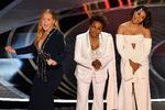 Amy Schumer, Wanda Sykes og Regina Hall var værter ved dette års Oscar-ceremoni. Foto: Robyn Beck/Ritzau Scanpix