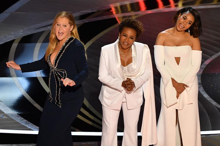 Amy Schumer, Wanda Sykes og Regina Hall var værter ved dette års Oscar-ceremoni. Foto: Robyn Beck/Ritzau Scanpix