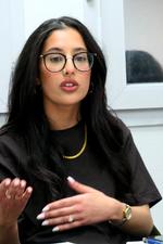      Der lyder det klart ja fra Karmalia Ouassia på spørgsmålet, om hun vil stemme. Passiviitet vil kun styrke de kræfter, der truer en ung kvinde, muslim og pige fra et indvandrerkvarter som hende. Foto. Michael Seidelin 