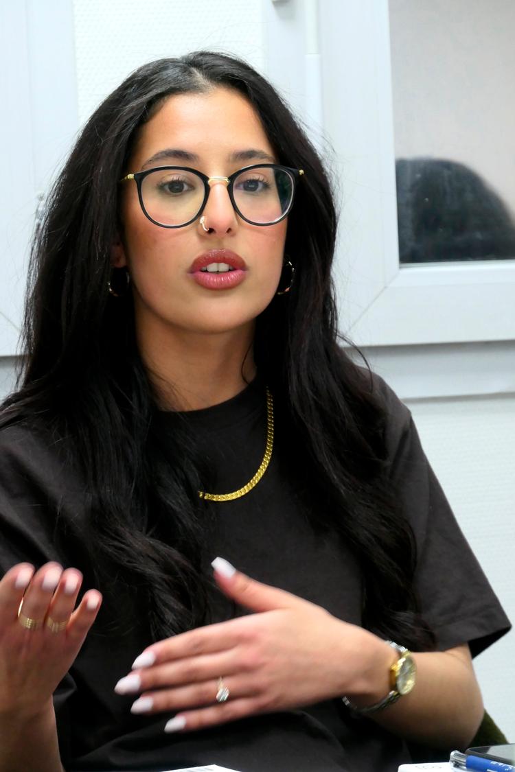      Der lyder det klart ja fra Karmalia Ouassia på spørgsmålet, om hun vil stemme. Passiviitet vil kun styrke de kræfter, der truer en ung kvinde, muslim og pige fra et indvandrerkvarter som hende. Foto. Michael Seidelin 