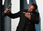 Will Smith glæder sig over sin Oscar for bedste mandlige hovedrolle efter at have slået komikeren Chris Rock i ansigtet under showet for øjnene af et vantro publikum både i salen og foran skærme i hele verden.  Foto: Danny Moloshok/Ritzau Scanpix