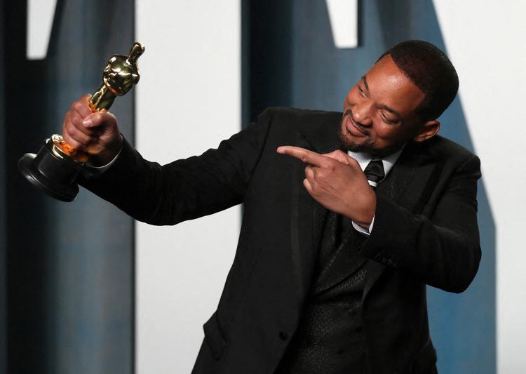Will Smith glæder sig over sin Oscar for bedste mandlige hovedrolle efter at have slået komikeren Chris Rock i ansigtet under showet for øjnene af et vantro publikum både i salen og foran skærme i hele verden.  Foto: Danny Moloshok/Ritzau Scanpix