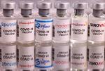 FILE PHOTO: Vials labelled "Sputnik V, Johnson &amp; Johnson, Pfizer, Moderna, AstraZeneca, Sinovac COVID-19 Vaccine" are seen in this illustration taken January 16, 2022. REUTERS/Dado Ruvic/Illustration//File Photo Foto: Dado Ruvic/Ritzau Scanpix