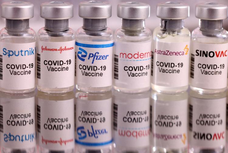 FILE PHOTO: Vials labelled "Sputnik V, Johnson &amp; Johnson, Pfizer, Moderna, AstraZeneca, Sinovac COVID-19 Vaccine" are seen in this illustration taken January 16, 2022. REUTERS/Dado Ruvic/Illustration//File Photo Foto: Dado Ruvic/Ritzau Scanpix