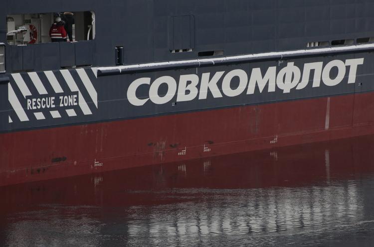 Et forbud mod at lade russiske handelsfartøjer fra for eksempel det store shippingselskab Sovcomflot anløbe europæiske havne vil være en effektiv sanktion. Det undrer ekspert, at den ikke er indført. Foto: Anton Vaganov/Ritzau Scanpix