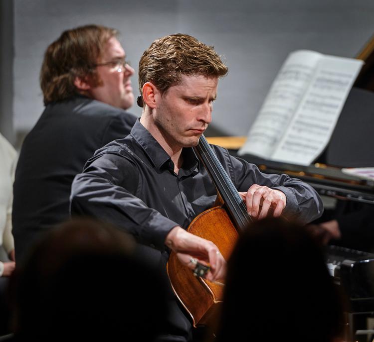Andreas Brantelid med celloen tog opmærksomhed i front , men bag ham var Christian Ihle Hadland den perfekte kammermusikpartner. Foto: Heine Pedersen