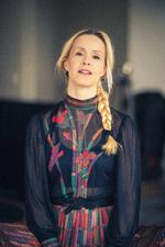 Efter 21 år og 9 albummer som singer-songwriter har Tina Dickow udgivet et album på dansk. Det er et udtalt corona-album, og hun skriver og synger på formfuldendt sangskriversprog.  