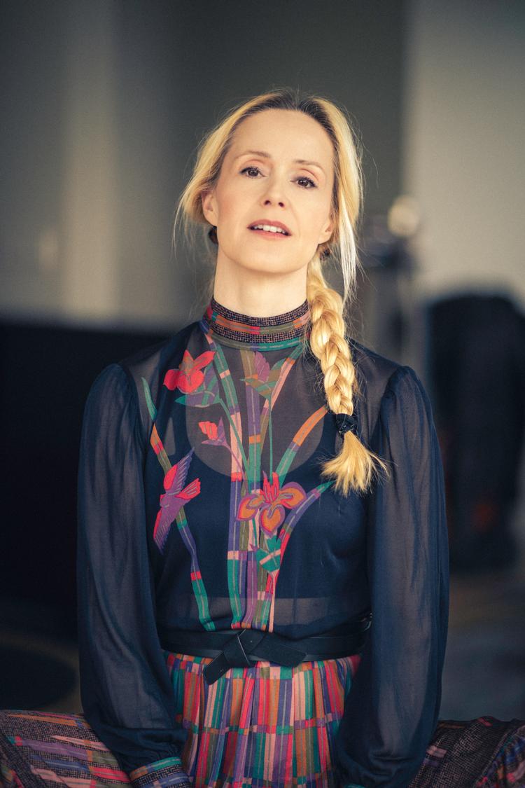 Efter 21 år og 9 albummer som singer-songwriter har Tina Dickow udgivet et album på dansk. Det er et udtalt corona-album, og hun skriver og synger på formfuldendt sangskriversprog.  