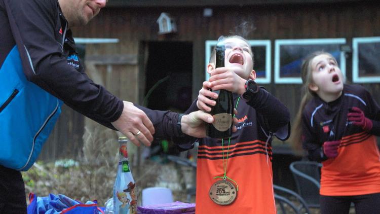 Theodor på 9 år får en medalje for at have løbet hver dag i ét år. Foto: TV 2