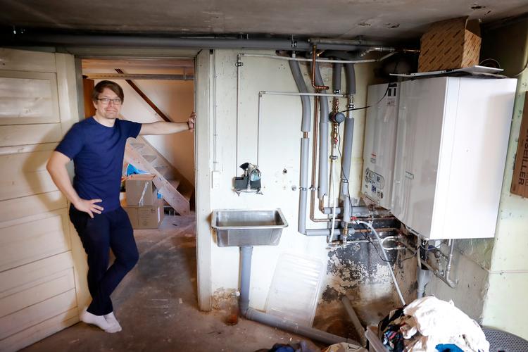 Det aldrende naturgasfyr har kostet 16.000 kr. i reparationer sidste år og Loke Norlin har både overvejet træpille-fyr, varmepumpe og jordvarmeanlæg. Men det er for dyrt.  Foto: Jens Dresling