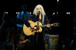 Emmylou Harris har aldrig følt sig for fin til at optræde som korsanger for andre eller deltage i hyldestkoncerter for kolleger. Her ses hun i 2018 ved en fødselsdagsfest i anledning af Joni Mitchells 75 års dag i Los Angeles.  Foto: imagespace/Ritzau Scanpix