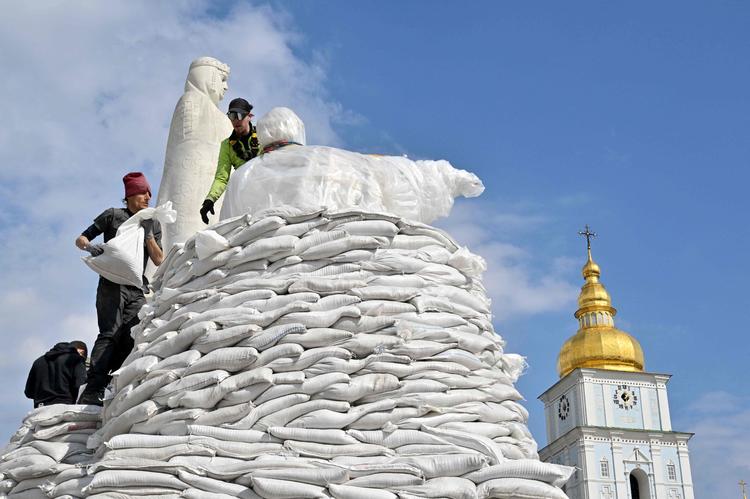 Frivillige beskytter med sandsække en kirke i Kyiv mod Ruslands angreb.  Foto: Sergei SUPINSKY / AFP  Foto: Sergei Supinsky/Ritzau Scanpix