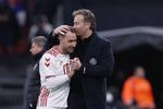 Christian Eriksen viste ligesom i Amsterdam, at han er tilbage på et højt international niveau, hvilket Kasper Hjulmand kvitterede for med  et anerkendende lkys på panden fra Kasper Hjlumand. Foto: Jens Dresling