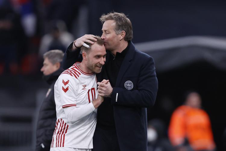 Christian Eriksen viste ligesom i Amsterdam, at han er tilbage på et højt international niveau, hvilket Kasper Hjulmand kvitterede for med  et anerkendende lkys på panden fra Kasper Hjlumand. Foto: Jens Dresling