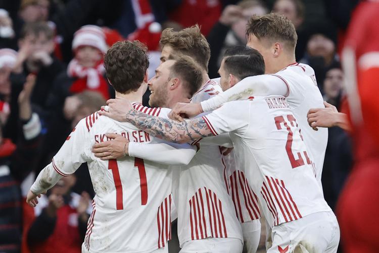 De danske spillere og tilskuere storhyldede Christian Eriksen efter hans mål til 3-0 mod Serbien.  Foto: Jens Dresling