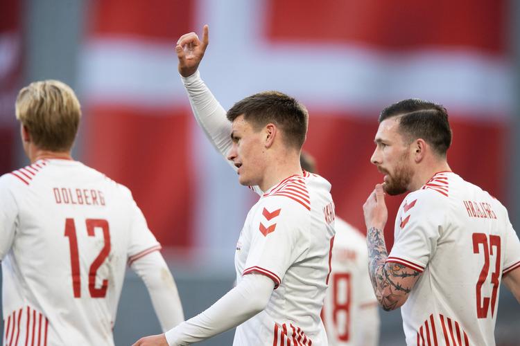 Danmarks første mål mod Serbien blev scoret af 25-kampjubilaren Joakim Mæhle. Foto: Finn Frandsen