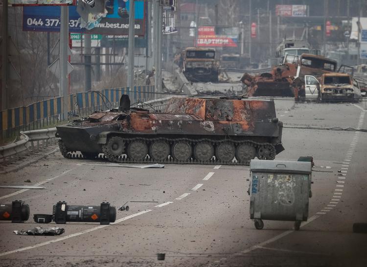 Vrag af russiske militærkøretøjer fotograferet ved en af frontlinjerne ved Kyiv tirsdag.  Foto: Gleb Garanich/Ritzau Scanpix
