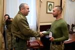 Hans stemme blev berømt på krigens første dag. Roman Hrybov (t.h.) fik tirsdag en medalje for at have sat ord på den ukrainske forsvarsvilje: Da han og resten af garnisonen på Slangeøen blev bedt om at overgive sig, svarede han:  'Rend os i røven'. Han blev taget til fange, men er nu tilbage i Ukraine. Foto: Cherkasy Regional Administration/Ritzau Scanpix