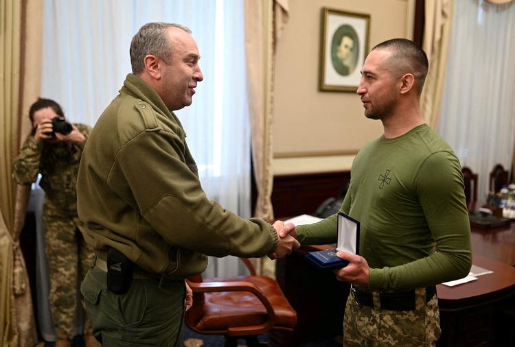 Hans stemme blev berømt på krigens første dag. Roman Hrybov (t.h.) fik tirsdag en medalje for at have sat ord på den ukrainske forsvarsvilje: Da han og resten af garnisonen på Slangeøen blev bedt om at overgive sig, svarede han:  'Rend os i røven'. Han blev taget til fange, men er nu tilbage i Ukraine. Foto: Cherkasy Regional Administration/Ritzau Scanpix