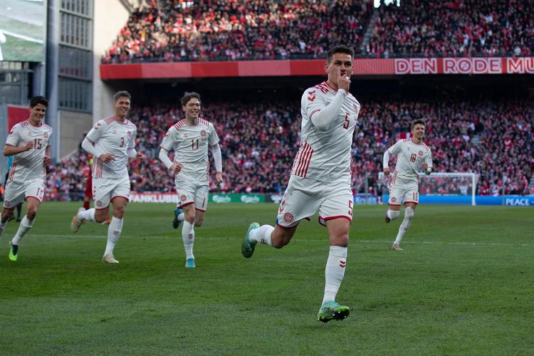 Kasper Hjulmand fik tirsdag aften bekræftet, at uforudsigeligheden er hans holds største styrke. Her jubler Joakim Mæhle over sin 1-0-scoring. Foto: Finn Frandsen