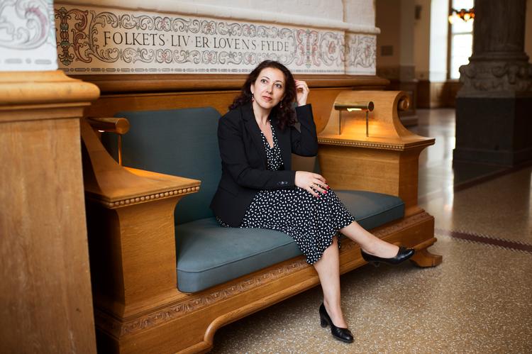 Yildiz Akdogan er ny forkvinde for Kvinderådet, en paraply for 48 kvindeorganisationer i Danmark. Ligestilling er ikke en kvindesag, men en samfundssag, siger hun. Foto: Olivia Loftlund