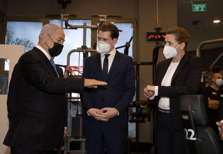 Israels forhenværende premierminister Benjamin Netanyahu (til venstre) var vært, da Østrigs forbundskansler, Sebastian Kurz, og Danmarks statsminister kom på besøg under coronapandemien Foto: Avigail Uzi/Ritzau Scanpix