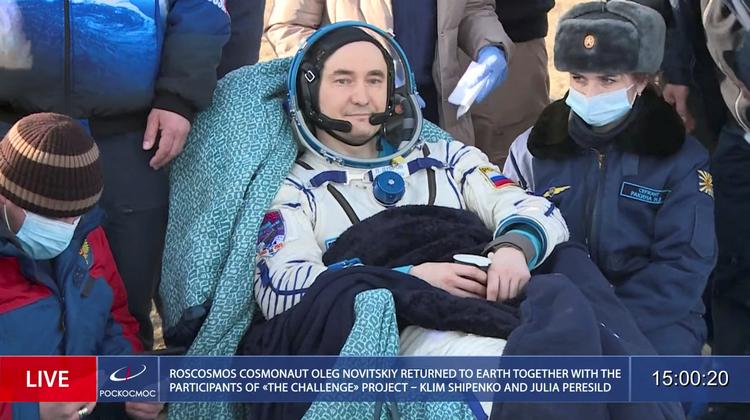 Kosmonaut Pjotr Dubrov kort efter landingen i Kasakhstan. Foto: Roscosmos/Ritzau Scanpix