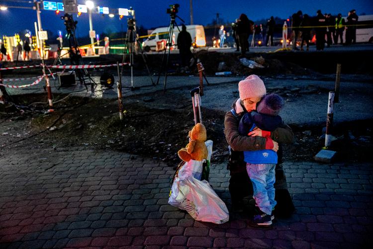 Mere end 1 million mennesker er nu flygtet ud af Ukraine. Her har en mor og hendes barn lige krydset grænsen til Polen. Foto: Jacob Ehrbahn