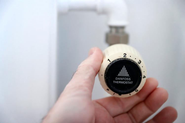 Varmechecken bliver tidligst udbetalt i august og september. Nogle husstande kan få den endnu senere. Arkivfoto Jens Dresling