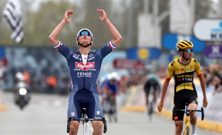 Mathieu van der Poel jubler over sejren, mens Tiesj Benoot har erkendt nederlaget.
 Foto: Stephanie Lecocq/Ritzau Scanpix