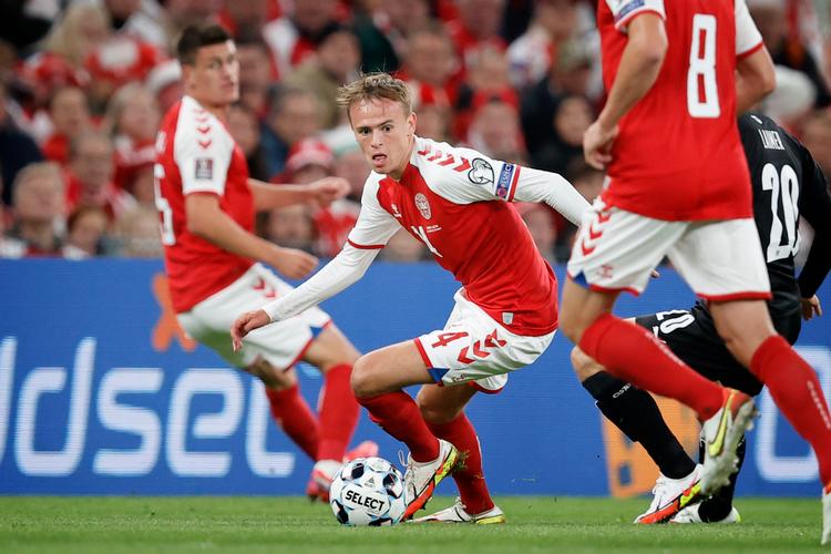 Inden det gik galt med knæet, var Mikkel Damsgaard under VM-kvalifikationskampen 12. oktober mod Østrig godt i gang med at udfordre sine modstandere i Parken.  Foto: Jens Dresling