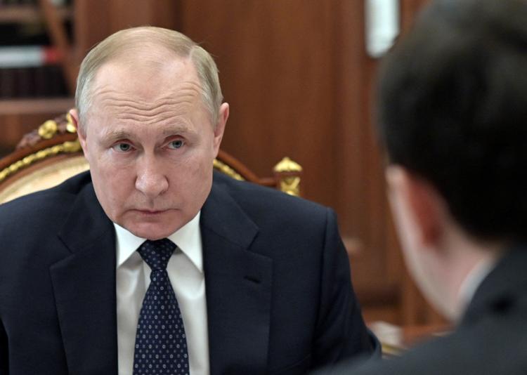 Ruslands præsident, Vladimir Putin, er blevet misinformeret af sine rådgivere, mener både USA og Storbritannien. Her ses han ved et møde 29. marts. Foto: Sputnik/Ritzau Scanpix