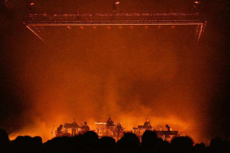 Det har altid været bandets udfordring at komme med en live-energi, noget at se på og gribe ud efter. Det havde de ikke mindst gjort via et fascinerende lysshow under koncerten i K.B. Hallen. Foto: Katrine Hørup Noer