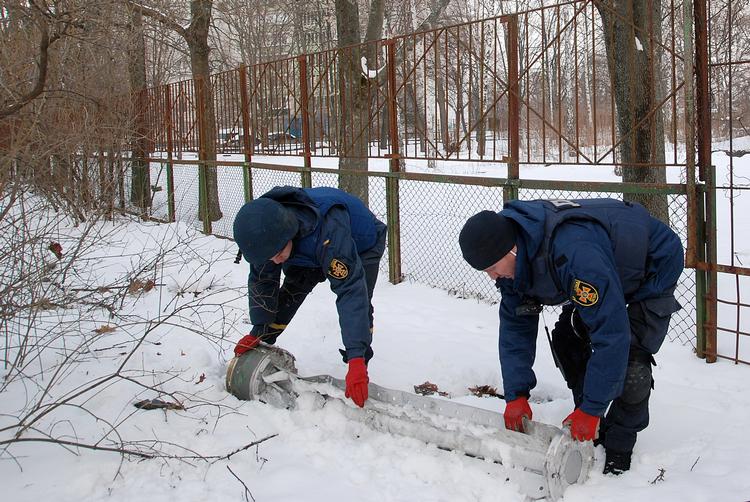 Ukrainske bomberyddere fjerner russisk ammunition efter en beskydning af et beboelseskvarter i Kharkiv. Foto: Stringer/Ritzau Scanpix