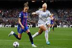 Danske Sofie Svava spillede for Real Madrid i den historisk kamp onsdag aften, da 91.553 tilskuere på Camp Nou så norske Caroline Graham Hansen og Barcelona vinde med 5-2 i den klubkamp for kvinder med flest tilskuere nogensinde. Med sejren gik Barcelona videre til semifinalen i Champions League.  Foto: Josep Lago/Ritzau Scanpix