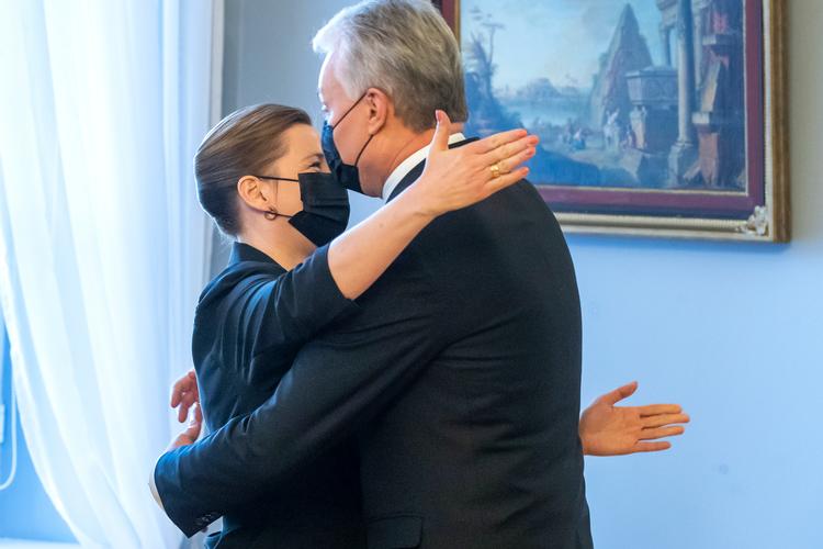 Statsminister Mette Frederiksen (S) mødtes torsdag med Litauens præsident Gitanas Nauseda. Danmark sender 800 soldater til det baltiske land efter anmodning fra Nato. Foto: Mindaugas Kulbis/Ritzau Scanpix