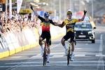 Wout van Aert (t.v.) og Christophe Laporte i et af forårets store øjeblikke for Jumbo-Visma med den totale dominans i E3 Saxo Bank Classic.
 Foto: Dirk Waem/Ritzau Scanpix