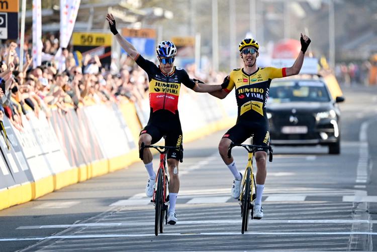 Wout van Aert (t.v.) og Christophe Laporte i et af forårets store øjeblikke for Jumbo-Visma med den totale dominans i E3 Saxo Bank Classic.
 Foto: Dirk Waem/Ritzau Scanpix