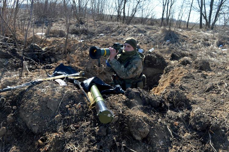 Ukrainsk soldat med sit Javelin antikampvognsvåben,  der har spillet an afgørende rolle i forsvaret mod den russiske invasion.
 Foto: Sergey Bobok/Ritzau Scanpix