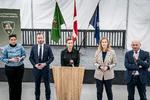 De fem partiledere bag det nationale kompromis på militærbasen i Adažii, hvor statsministeren kunne fortælle, at Nato nu har anmodet Danmark om at udsende en kampbataljon til Letland. Foto: Mads Claus Rasmussen/Ritzau Scanpix