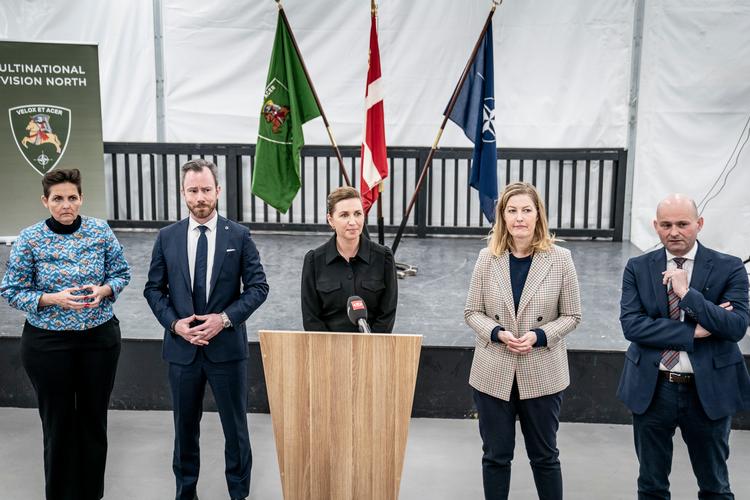 De fem partiledere bag det nationale kompromis på militærbasen i Adažii, hvor statsministeren kunne fortælle, at Nato nu har anmodet Danmark om at udsende en kampbataljon til Letland. Foto: Mads Claus Rasmussen/Ritzau Scanpix