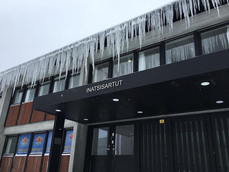 Grønlands parlamentsbygning Inatsisartut i Nuuk har været lukket ned den seneste uge pga cyber-angreb mod Selvstyret. 