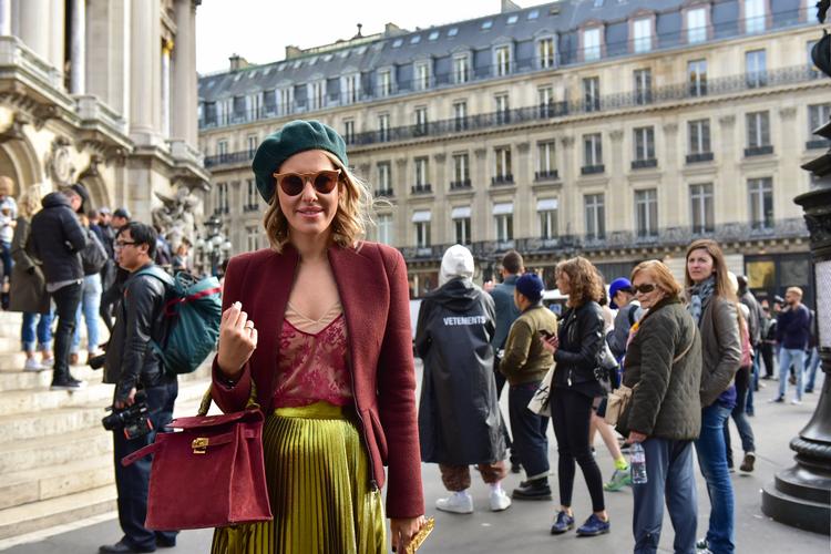 Xenia Sobchak, influencer, aktivist, tv-vært og journalist, her fotograferet ved et modeshow i 2015, er en af de mange russiske Instagram-brugere, der benytter det sociale medie, selv om det er blokeret i Rusland.  Foto: Celine Gaille/Ritzau Scanpix