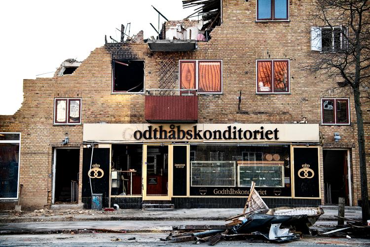 Alt udbrændte, da der gik ild i ejendommen på Grøndals Parkvej / Godthåbsvej. Den er så medtaget, at den nu rives ned. Foto: Nils Meilvang/Ritzau Scanpix