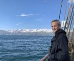 Den engelske skuespiller Alexander Armstrong agerer turistguide i BBC's miniserie fra Island.  